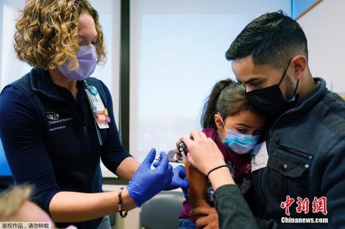 資料圖：當?shù)貢r間11月3日，美國華盛頓，國立兒童醫(yī)院為孩子接種疫苗。美國新冠疫苗接種進入了一個新階段，數(shù)百萬名小學生現(xiàn)在可以接種疫苗。