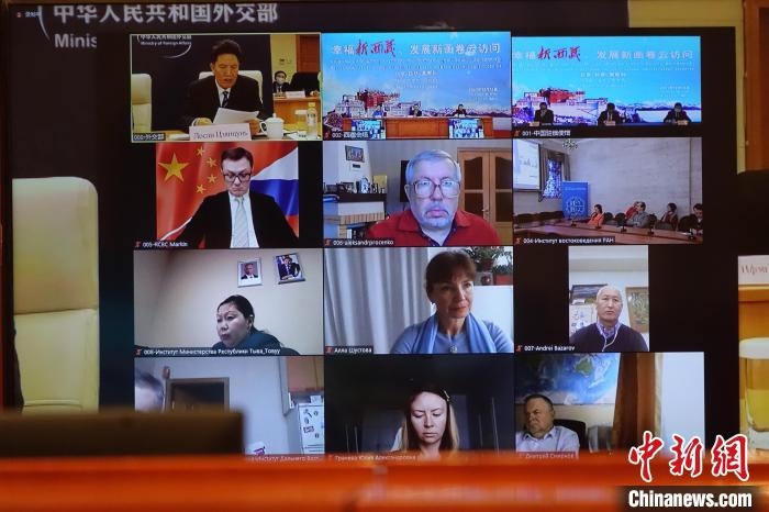 “幸福新西藏、發(fā)展新畫卷”云訪問活動(dòng)在拉薩、北京、莫斯科等地同時(shí)舉行。　冉文娟 攝