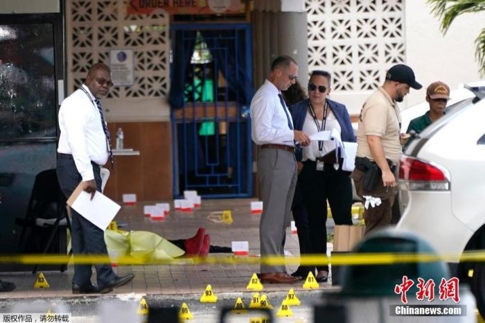 當(dāng)?shù)貢r(shí)間5月30日凌晨，位于美國(guó)佛羅里達(dá)州東南部的邁阿密戴德縣發(fā)生大規(guī)模槍擊事件，造成2人死亡、20多人受傷。圖為槍擊案現(xiàn)場(chǎng)。