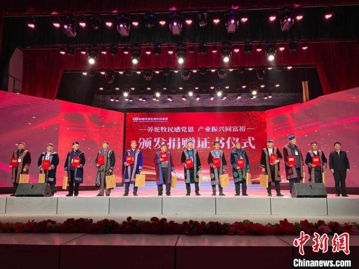 阿勒泰地區(qū)牧民靠企業(yè)的幫扶走上了致富道路?！」o琨 攝