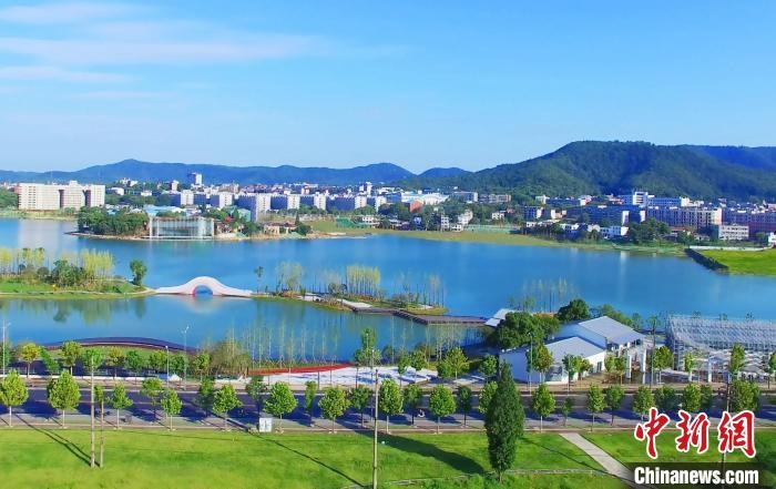 后湖藝術(shù)園?！√菩∏?攝