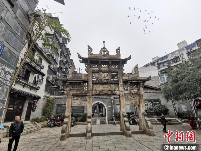 “道冠古今”牌坊。　梁山 攝