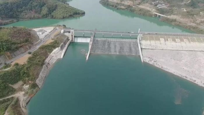 　　圖1 2021年12月7日，督察組使用無(wú)人機(jī)拍攝，保護(hù)區(qū)實(shí)驗(yàn)區(qū)內(nèi)的八吝大壩已建成，且未設(shè)置過(guò)魚設(shè)施