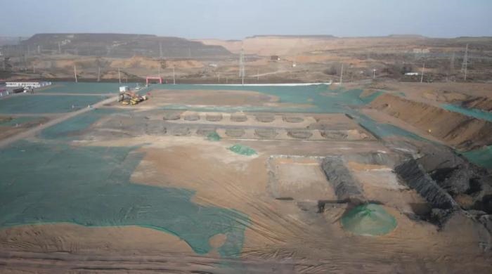 2021年12月11日，督察組使用無(wú)人機(jī)拍攝，神木市蘭炭產(chǎn)業(yè)特色園區(qū)檸條塔片區(qū)廢水集中處理設(shè)施僅完成部分基礎(chǔ)建設(shè)