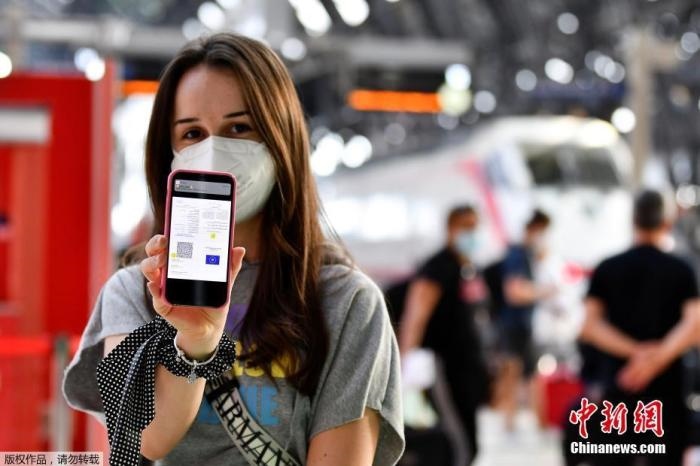 當(dāng)?shù)貢r(shí)間2021年9月1日，意大利米蘭，乘客在火車站出示的健康證明。