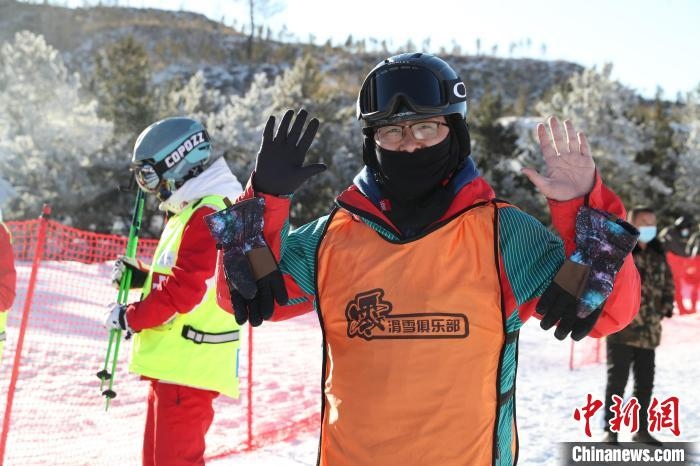 圖為滑雪場(chǎng)現(xiàn)場(chǎng)?！≡S婷 攝