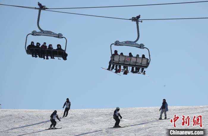 圖為滑雪場(chǎng)現(xiàn)場(chǎng)?！≡S婷 攝