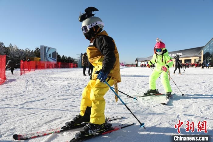 圖為滑雪場(chǎng)現(xiàn)場(chǎng)。　許婷 攝