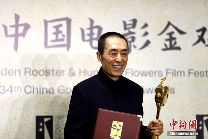12月30日晚，第34屆中國電影金雞獎頒獎典禮在福建省廈門市舉行。張藝謀以執(zhí)導(dǎo)《懸崖之上》榮膺最佳導(dǎo)演獎。 <a target='_blank' href='/'>中新社</a>記者 呂明 攝