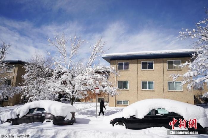 資料圖：當(dāng)?shù)貢r(shí)間2021年3月15日，美國科羅拉多州丹佛，當(dāng)?shù)赜瓉韽?qiáng)暴風(fēng)雪天氣，城市被積雪覆蓋。