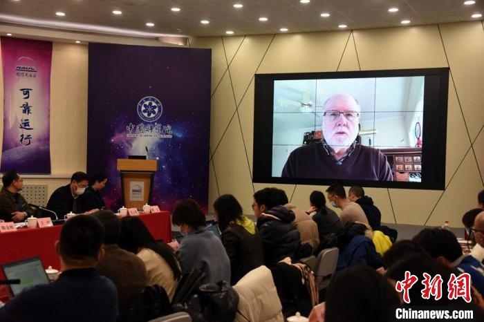 美國伊利諾伊大學(xué)教授理查德？克魯切爾通過視頻點評FAST測量星際磁場最新研究成果?！?lt;a target='_blank' href='/'>中新社</a>記者 孫自法 攝