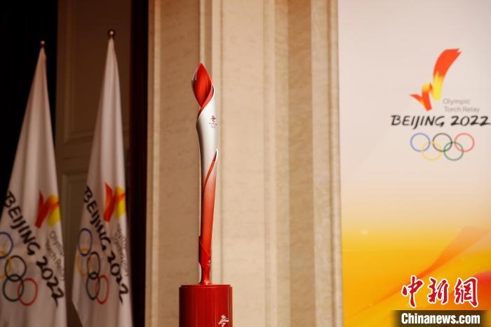 展示的北京冬奧會火炬?！〗x 攝