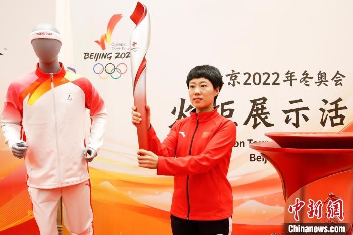溫哥華冬奧會冠軍張會展示北京2022年冬奧會火炬?！〗x 攝