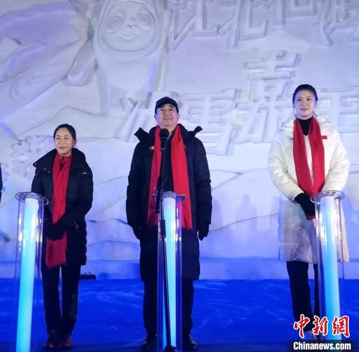 前女排國家隊隊長奧運冠軍惠若琪(右一)，中國女子田徑競走奧運冠軍王麗萍(左一)助陣當(dāng)晚活動?！≮w桂華 攝