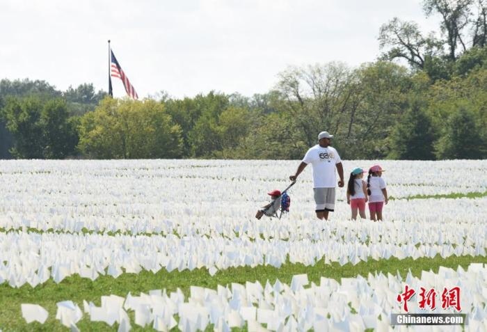 當(dāng)?shù)貢r(shí)間2021年9月18日，美國首都華盛頓國家廣場(chǎng)上插著數(shù)十萬白色旗幟，悼念新冠逝者。這個(gè)名為“在美國：銘記”藝術(shù)裝置由美國藝術(shù)家弗斯滕伯格(Suzanne Firstenberg)策劃，她計(jì)劃在兩周內(nèi)與公眾一起在華盛頓國家廣場(chǎng)插上與美國新冠死亡病例數(shù)對(duì)應(yīng)的白旗，以示悼念。 <a target='_blank' href='/'>中新社</a>記者 陳孟統(tǒng) 攝