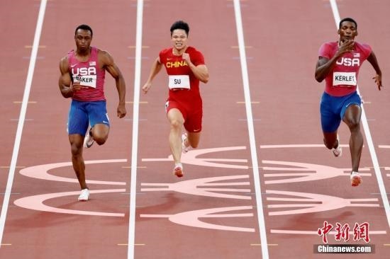 資料圖：北京時(shí)間8月1日晚，在東京奧運(yùn)會(huì)男子百米決賽中，中國選手蘇炳添以9.98秒的成績獲得第六名，作為首位闖進(jìn)奧運(yùn)男子百米決賽的中國人，他再次創(chuàng)造了歷史。圖為蘇炳添在比賽中。<a target='_blank' href='/'>中新社</a>記者 富田 攝