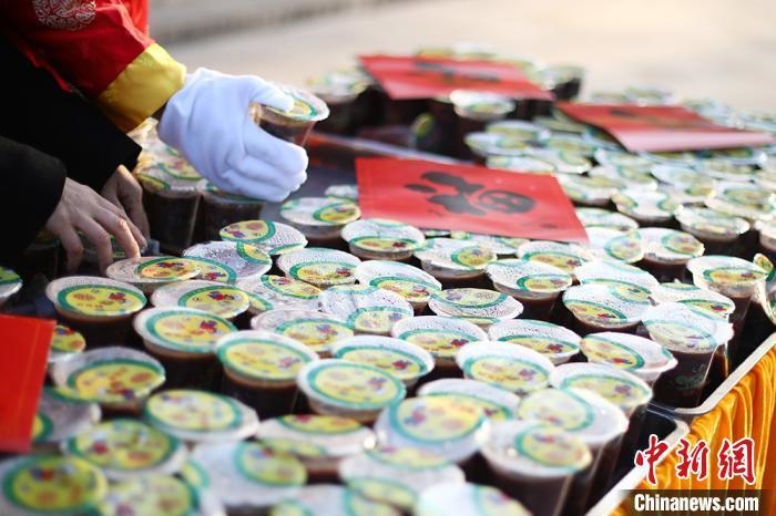 資料圖：工作人員將定制的臘八粥擺放整齊?！°蟛?攝