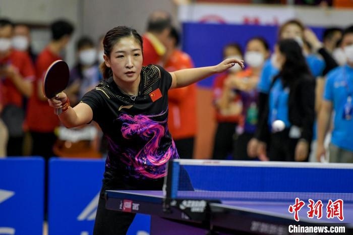 劉詩雯在2021年全國乒乓球“業(yè)余球王”總決賽中與選手互動交流球技?！●樤骑w 攝