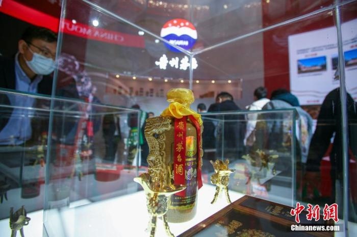 10月19日，天津，參觀者在中國茅臺展位參觀展示的白酒。當天，第105屆全國糖酒商品交易會在國家會展中心(天津)啟幕。本屆糖酒會展覽總面積20萬平方米，吸引了來自40多個國家和地區(qū)的3504家參展商參展，共設(shè)置了傳統(tǒng)酒類、葡萄酒及國際烈酒、食品及飲料、調(diào)味品及配料、食品機械及包裝等展區(qū)。 <a target='_blank' href='/'>中新社</a>記者 佟郁 攝