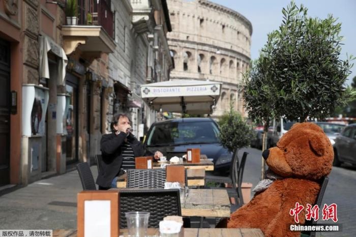 資料圖：意大利羅馬斗獸場附近的酒吧，顧客在露臺(tái)上喝酒。