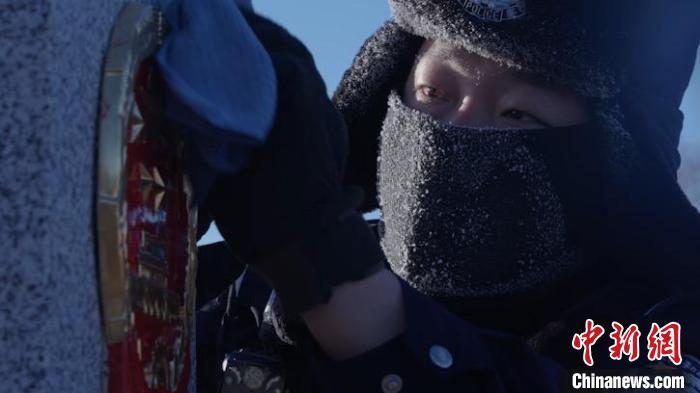 圖為恩和哈達(dá)邊境派出所的9名民警踏雪巡邊?！⒕S明 攝