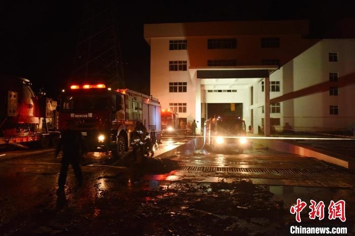 丹巴關(guān)州電站外多臺(tái)消防車輛正在開(kāi)展排水作業(yè)?！≈苡?攝