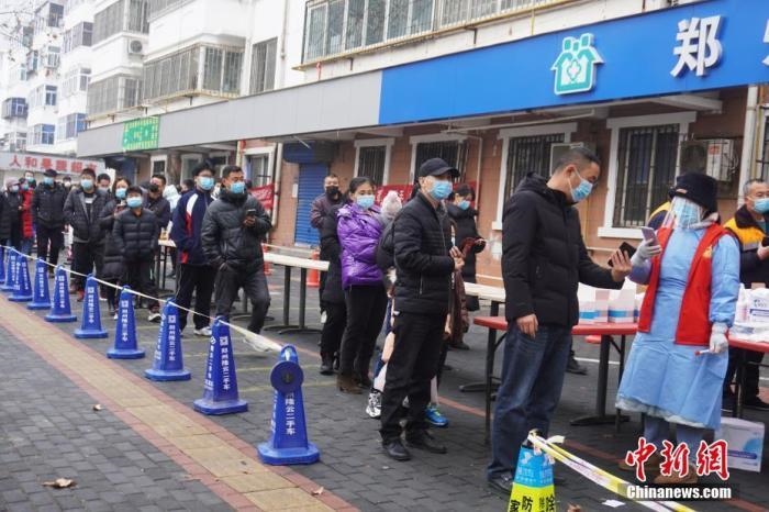 資料圖：1月7日，河南鄭州，市民有序排隊進行核酸檢測。<a target='_blank' href='/'>中新社</a>記者 劉鵬 攝