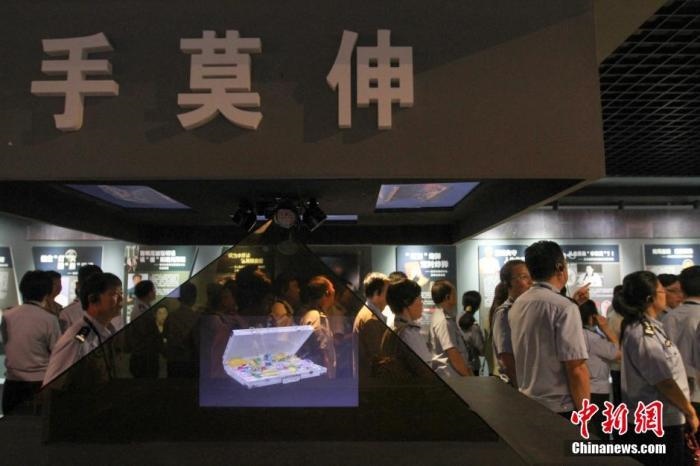 資料圖：2015年10月，海南省公安廳組織黨員干部前往反腐倡廉警示教育基地參觀受教。洪堅(jiān)鵬 攝