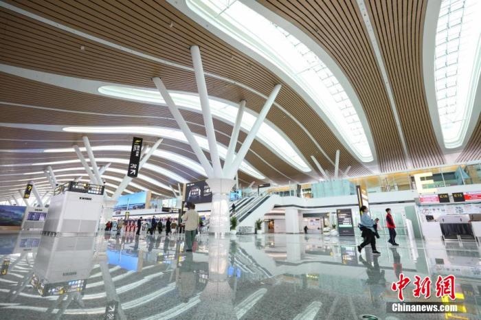 資料圖：貴陽龍洞堡國際機(jī)場T3航站樓出發(fā)大廳。 瞿宏倫 攝
