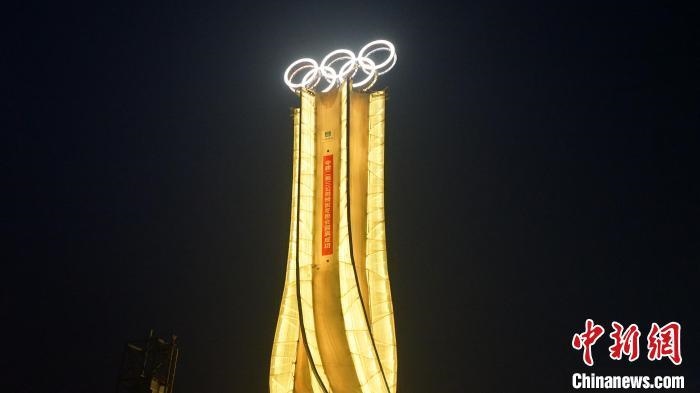 1月25日，由中建二局三公司承建的“海陀塔”順利竣工，奧運五環(huán)閃耀延慶冬奧賽區(qū)?！≈薪ǘ秩竟﹫D
