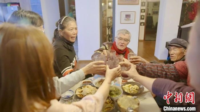 圖為賀歲紀(jì)錄片《“洋女婿”的中國(guó)年》劇照?！『h(yuǎn)航 攝