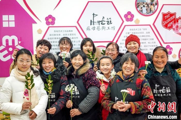 “蘇母藝術(shù)工坊”文創(chuàng)工作室的姐妹們?！」帕捡x 攝