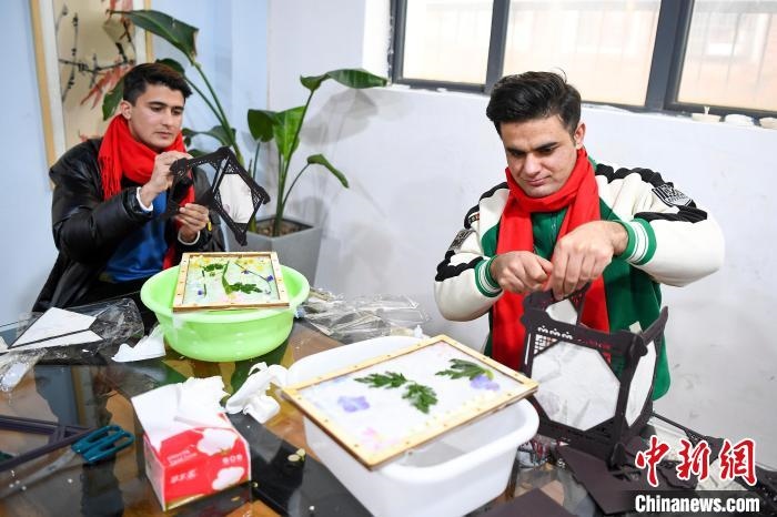 巴基斯坦留學(xué)生制作燈籠?！钊A峰 攝