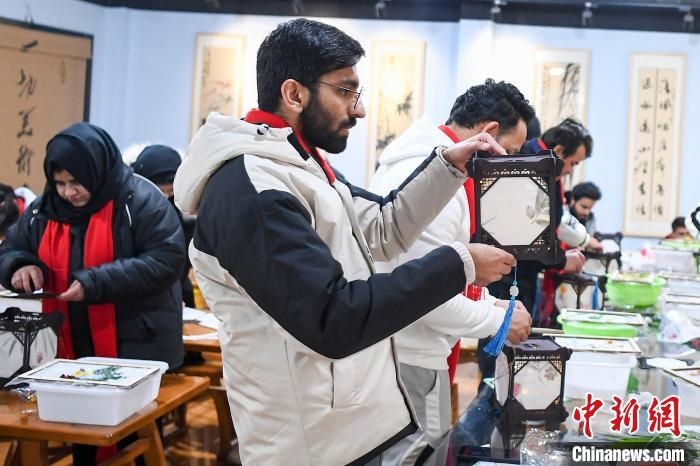 巴基斯坦留學(xué)生制作燈籠。　楊華峰 攝