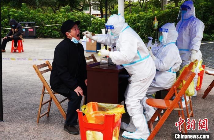 圖為德保縣組織民眾接受核酸檢測(cè)。　德?？h融媒體中心供圖