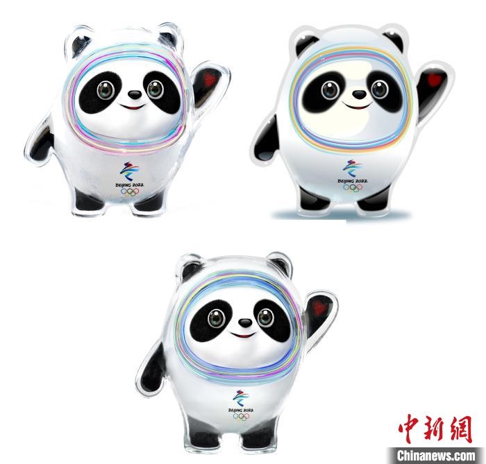 設(shè)計(jì)團(tuán)隊(duì)將“冰絲帶”的形象引入大熊貓后逐漸成型。上方兩個(gè)形象還是外八字腳，下方形象為最終定稿?！⑵皆乒﹫D