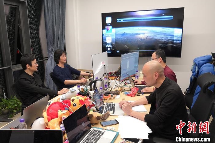 廣州美術(shù)學(xué)院曹雪、劉平云帶領(lǐng)的設(shè)計(jì)團(tuán)隊(duì)對(duì)北京冬奧會(huì)吉祥物加班加點(diǎn)進(jìn)行修改設(shè)計(jì)。(資料圖) 劉平云供圖