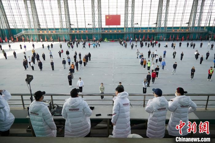 北京冬奧會閉幕式開始前，演員們在進行排練?！埼暮?供圖