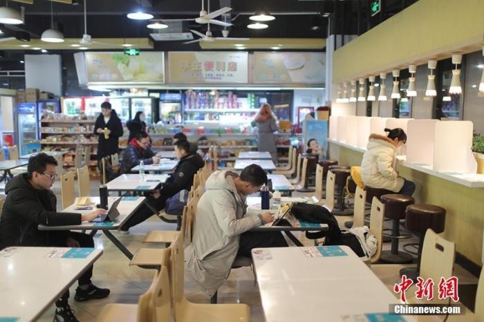 資料圖：考研學(xué)生在食堂內(nèi)復(fù)習(xí)。 泱波 攝
