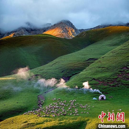 圖為作品《晨光炊煙》?！〗股?攝