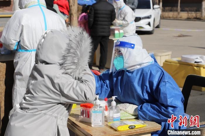 呼和浩特市民做核酸?！埩只?攝