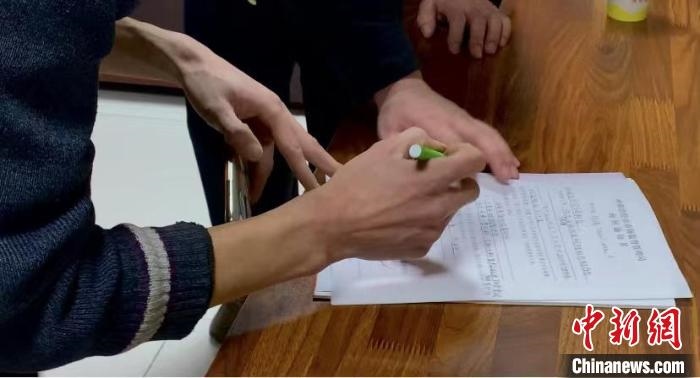 圖為現(xiàn)場下達詢問通知書?！±铈面?攝