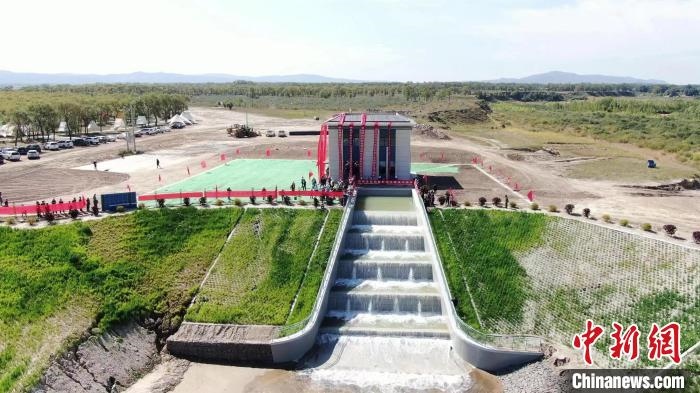 圖為生態(tài)補水現(xiàn)場?！》缎Э?攝