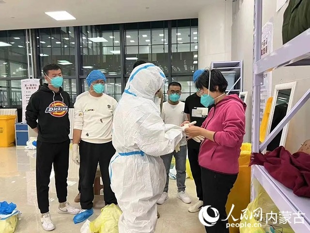 醫(yī)護(hù)人員正在方艙醫(yī)院工作。呼和浩特市第一醫(yī)院供圖