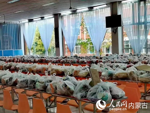 內(nèi)蒙古師范大學(xué)為返鄉(xiāng)學(xué)生準(zhǔn)備午餐和路途上的方便食品。內(nèi)蒙古教育廳供圖