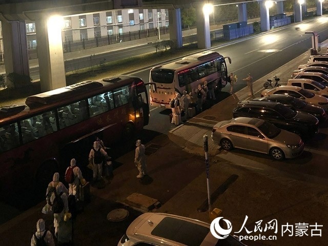 高校學(xué)生有序登車，前往隔離點(diǎn)。內(nèi)蒙古教育廳供圖