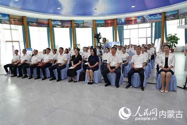 與會(huì)人員共同觀看科右中旗牛產(chǎn)業(yè)高質(zhì)量發(fā)展專(zhuān)題片。苑曉睿攝