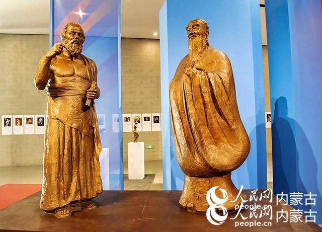 吳為山作品《神遇——孔子與蘇格拉底的對話》。實習生 楊光攝