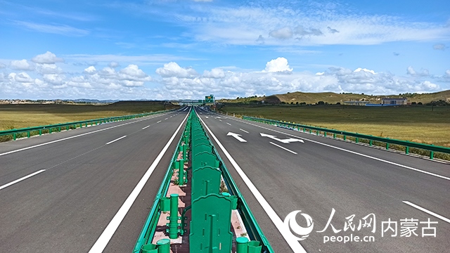 G1611經(jīng)棚至烏蘭布統(tǒng)高速公路項目。人民網(wǎng)記者 趙夢月攝