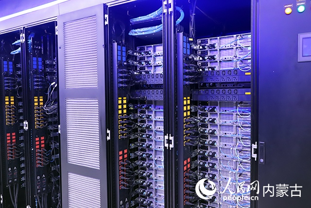 內(nèi)蒙古高性能計算公共服務平臺機房。人民網(wǎng)記者 苗陽攝